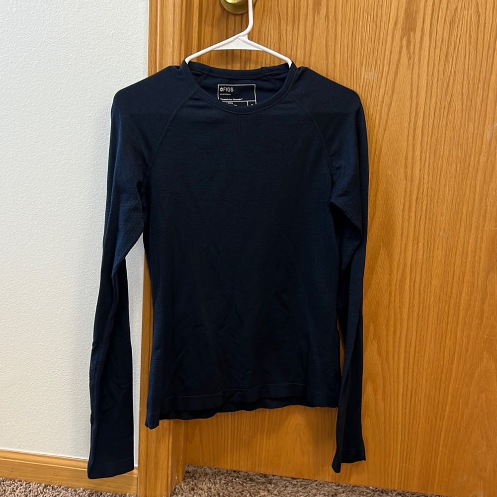 Small salta figs under-scrub shirt.